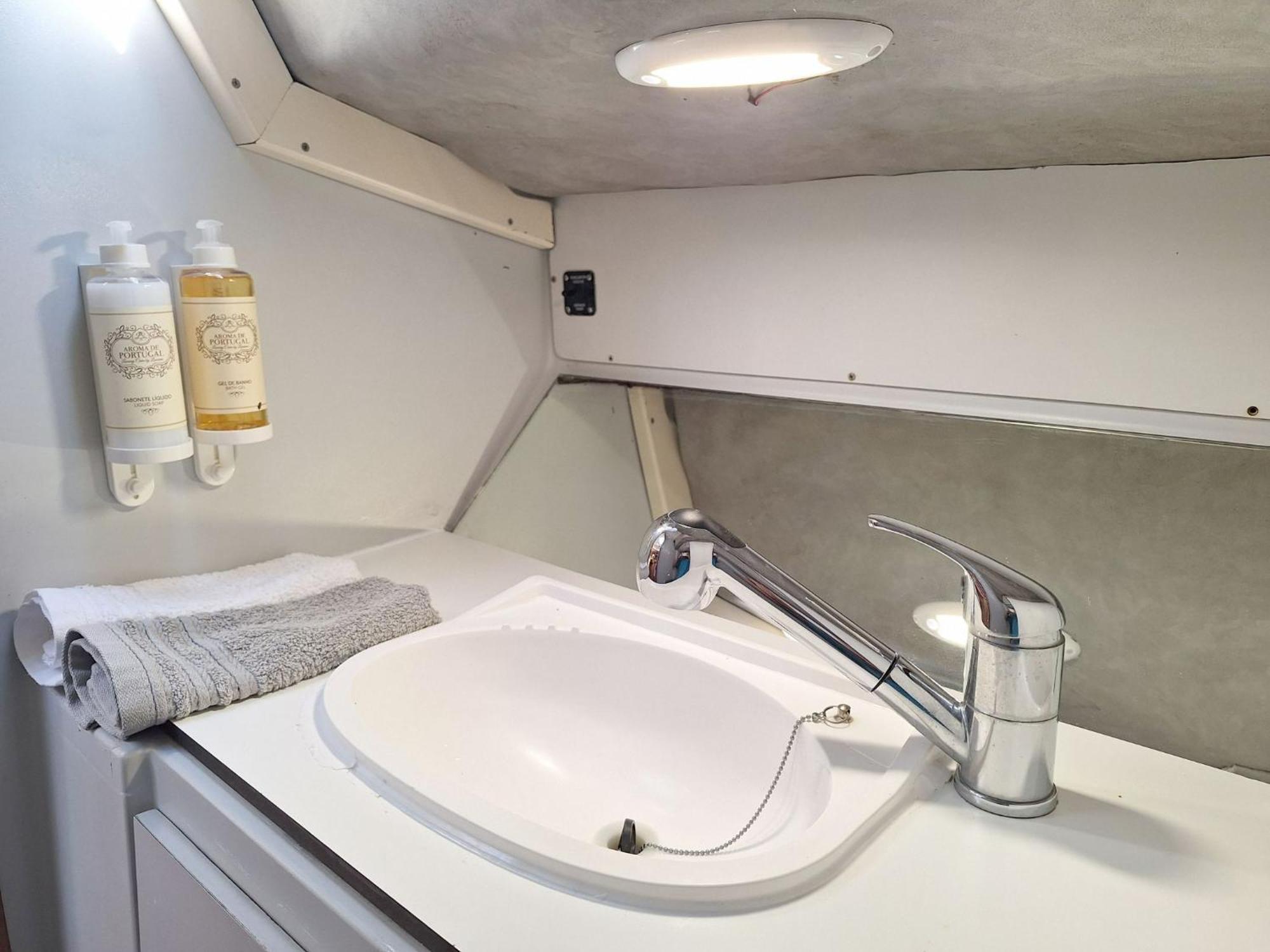 Lejlighed Be Local - Sleep Aboard The Santa Maria Sailing Boat In Lisboa
